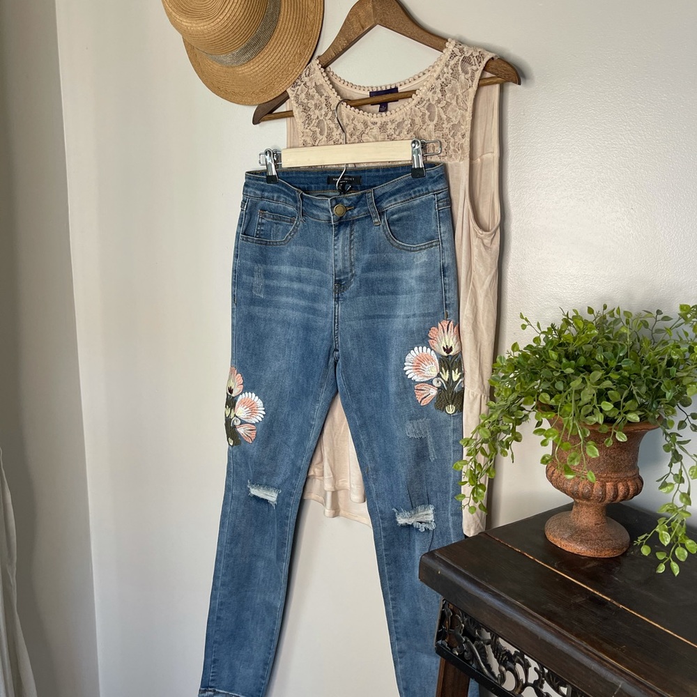 NWT Romeo & Juliet Distressed Jeans